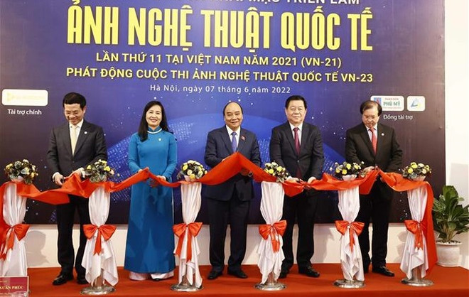President Nguyen Xuan Phuc attends 11th International Art Photo Exhibition ảnh 1