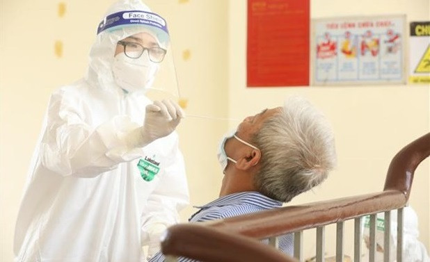 Vietnam records 76 more COVID-19 cases, one death ảnh 1