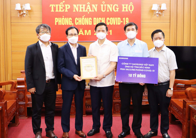 Health Minister works with Jonhson & Jonhson on COVID-19 vaccine supply ảnh 2