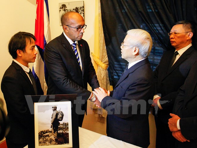 Vietnamese leaders pay homage to Cuban leader Fidel Castro ảnh 1 Vietnamese leaders pay homage to Cuban leader Fidel Castro ảnh 1
