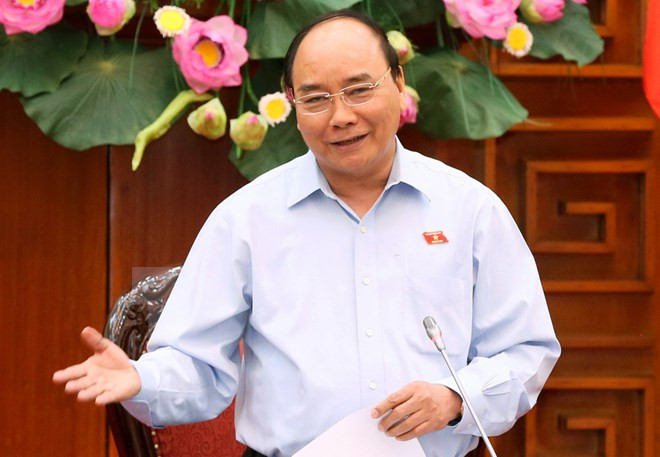 PM leaves for CLV development triangle summit in Cambodia ảnh 1