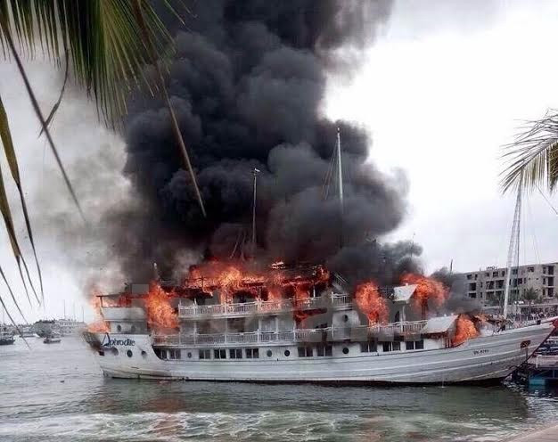 All 37 tourists saved from burning ship on Ha Long Bay ảnh 1