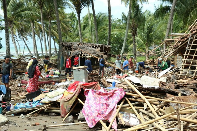 Indonesian villagers return home after tsunami ảnh 1 Indonesian villagers return home after tsunami ảnh 1