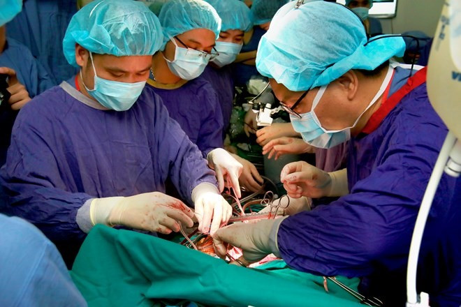 Vietnamese doctors succeed in first transplant of two lungs ảnh 1