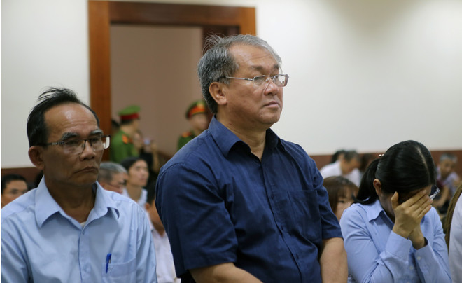 Court upholds sentences on 12 defendants involved in losses at bank ảnh 1