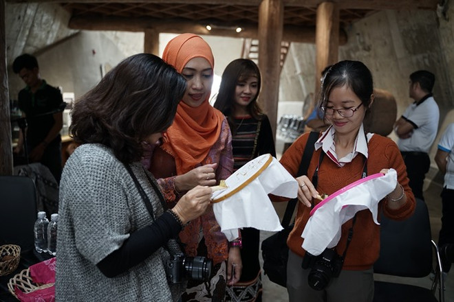 Vietnamese, Indonesian artisans present traditional batik, brocade art ảnh 1