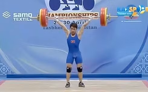 Weightlifter wins gold, silver at continental tournament ảnh 1