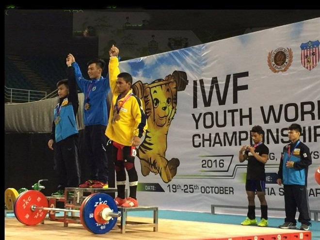 Vietnam wins two golds at weightlifting championship ảnh 1