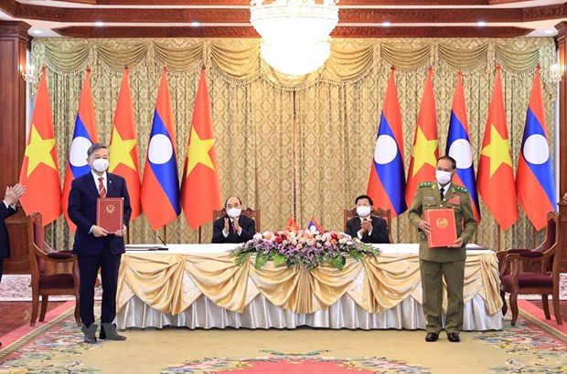 Vietnam presents noble orders to Lao public security units, officers ảnh 1 Vietnam presents noble orders to Lao public security units, officers ảnh 1