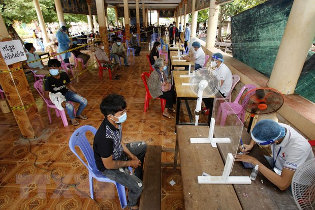 COVID-19 cases continue to drop in Cambodia, Malaysia speeds up vaccinations ảnh 1