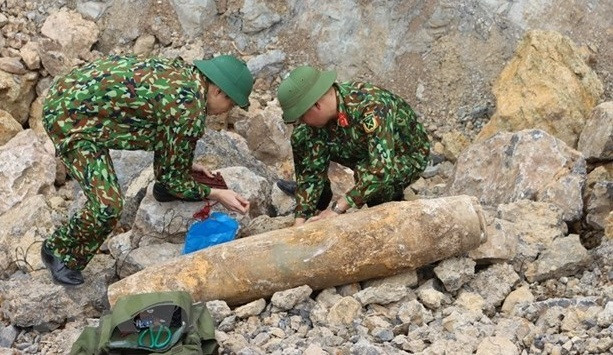 Quang Binh safely removes wartime bomb ảnh 1