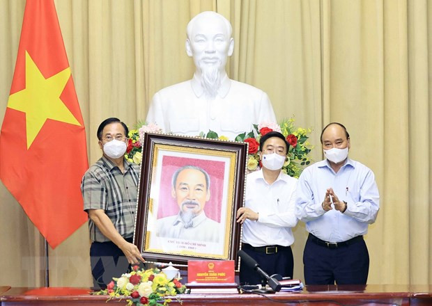 President hails garment sector for growth amid COVID-19 pandemic ảnh 2