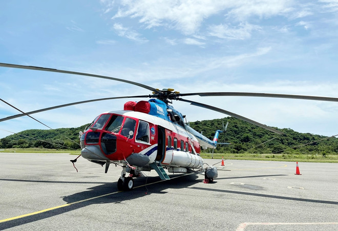 Helicopter carrying COVID-19 vaccine to Con Dao island ảnh 1