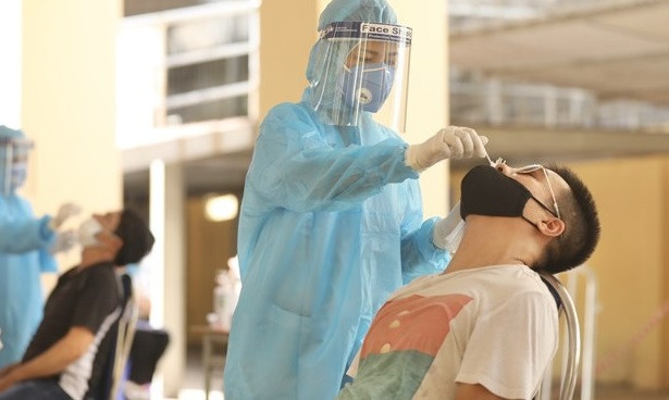 Hanoi residents urged to contact medical stations when showing symptoms ảnh 1