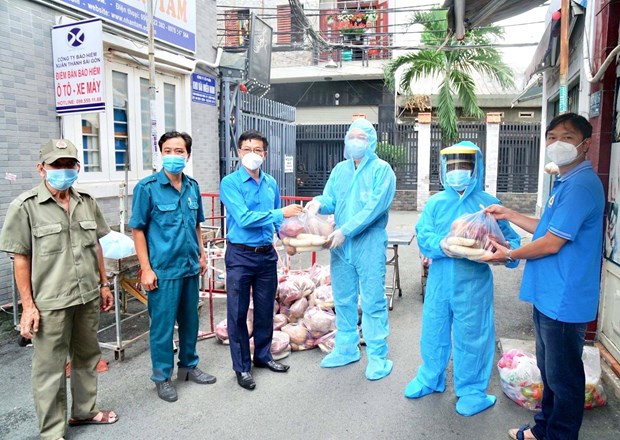 Nearly 300,000 COVID-19 hit workers in HCM City receive financial support ảnh 1