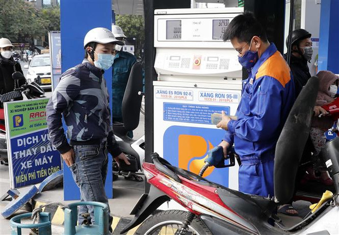 Petrol prices drop over 1,000 VND per litre in latest review ảnh 1