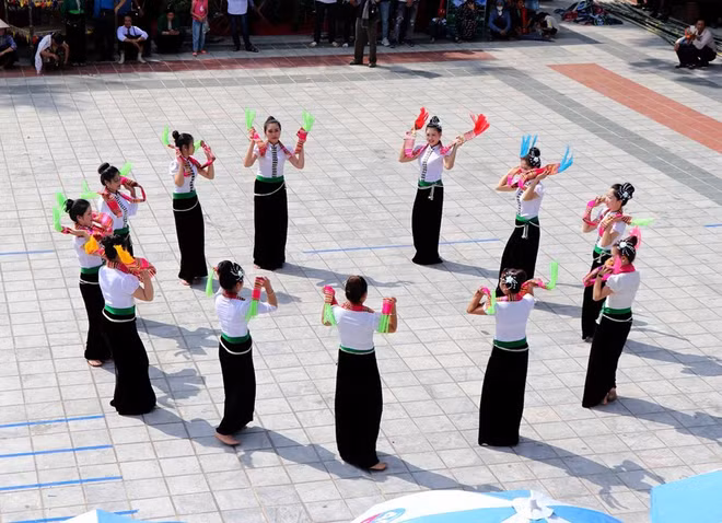 Exhibition spotlights cultural heritage, landscapes, handicrafts of Vietnam ảnh 1
