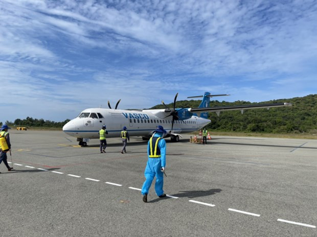 VASCO safely flies COVID-19 vaccine to Con Dao island ảnh 1 VASCO safely flies COVID-19 vaccine to Con Dao island ảnh 1