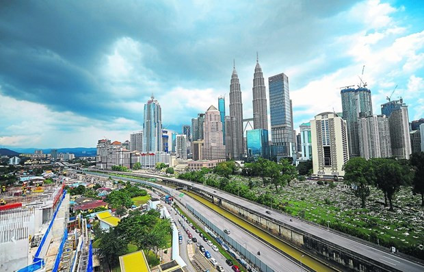 ADB revises down Malaysia’s economic growth forecast in 2021 ảnh 1