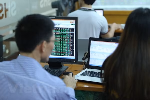 VN-Index loses 8 points on March 7 ảnh 1