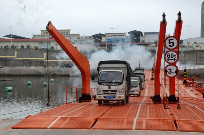 Quang Ninh marks customs clearance via floating bridge linking with China ảnh 1