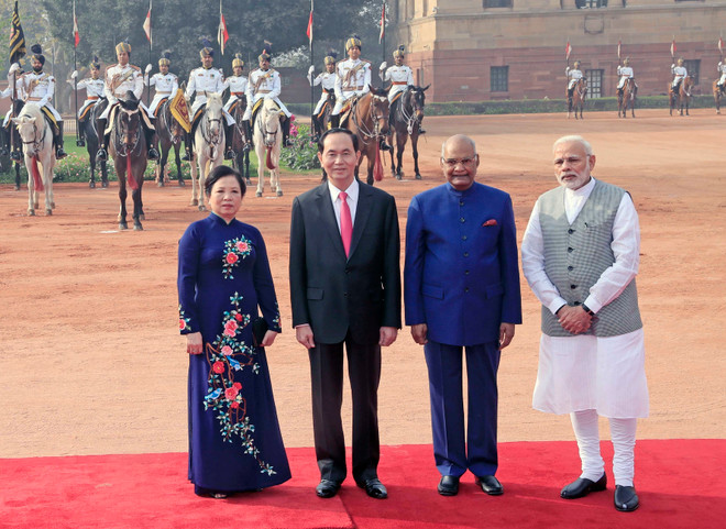 Gun salute welcomes President Tran Dai Quang in New Delhi ảnh 1 Gun salute welcomes President Tran Dai Quang in New Delhi ảnh 1