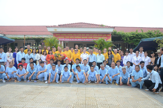 US Navy officers visit Da Nang’s centre for mentally ill patients ảnh 1