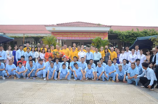 US Navy officers visit Da Nang’s centre for mentally ill patients ảnh 1