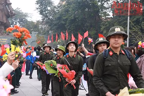 Vietnamese youths to join army this month ảnh 1