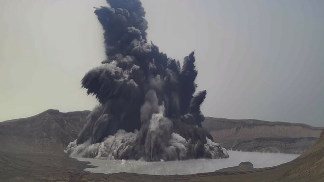 Thousands evacuated after Taal volcano in Philippines erupts ảnh 1