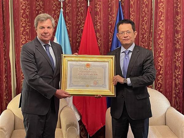 Former Argentine Ambassador to Vietnam honoured with Friendship Order ảnh 1
