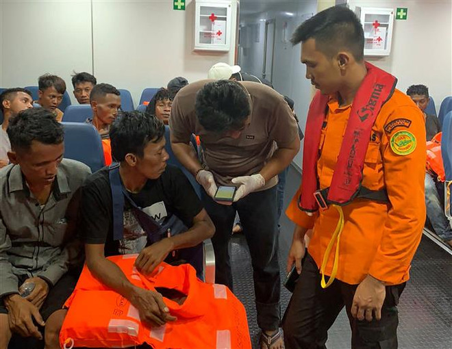 Two dead, dozens missing in Indonesia boat accident ảnh 1