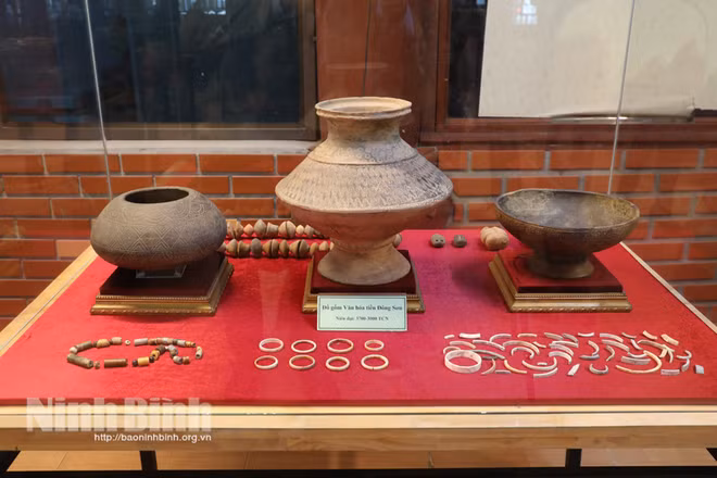 Vietnamese antiques on display in Ninh Binh province ảnh 1