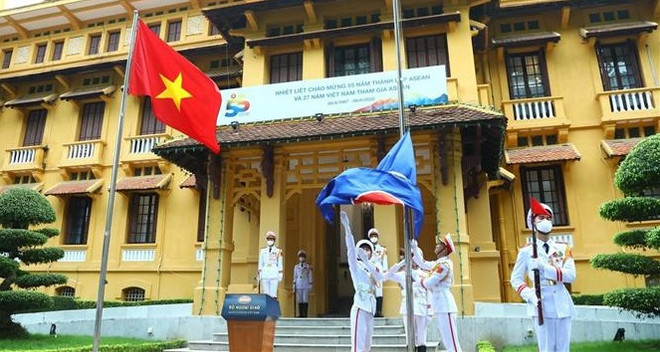 Flag raised in Hanoi to mark ASEAN’s 55th founding anniversary ảnh 1