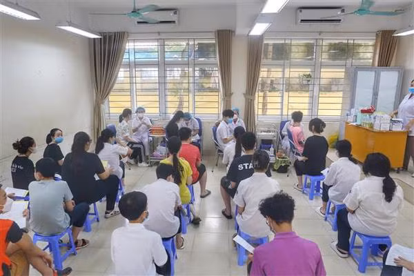Hanoi makes efforts to speed up COVID-19 vaccination ảnh 1