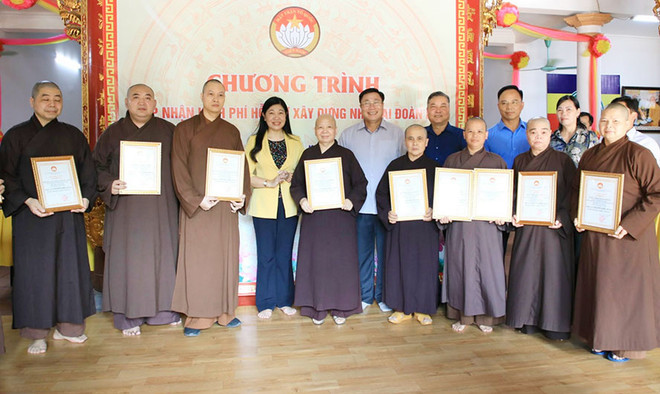 Buddhist monks, nuns in Hanoi donate money to build houses for the poor ảnh 1