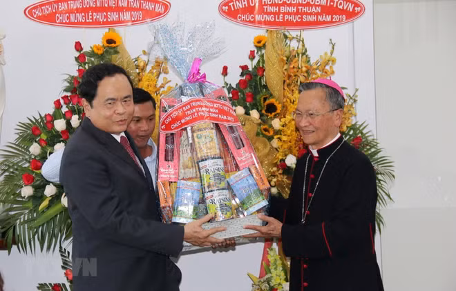 Front leader extends Easter greetings to Phan Thiet Diocese ảnh 1