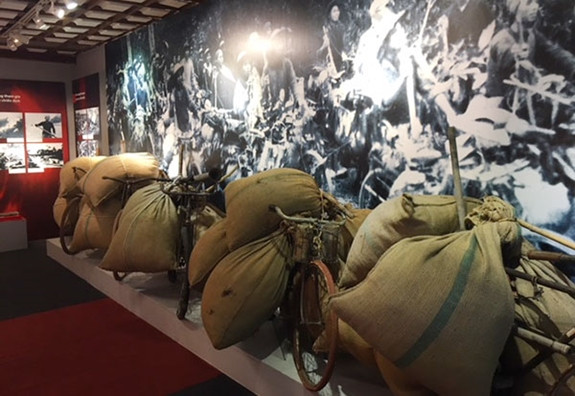 Exhibition highlights role of frontline porters in Dien Bien Phu Campaign ảnh 1