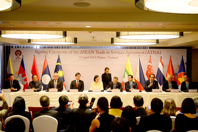 ASEAN economic ministers ink investment, trade pacts ảnh 1