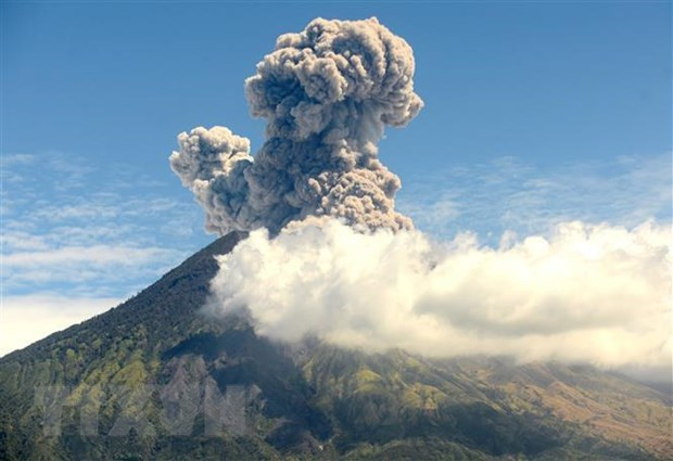 Volcano on Indonesia’s Bali resort island erupts again ảnh 1