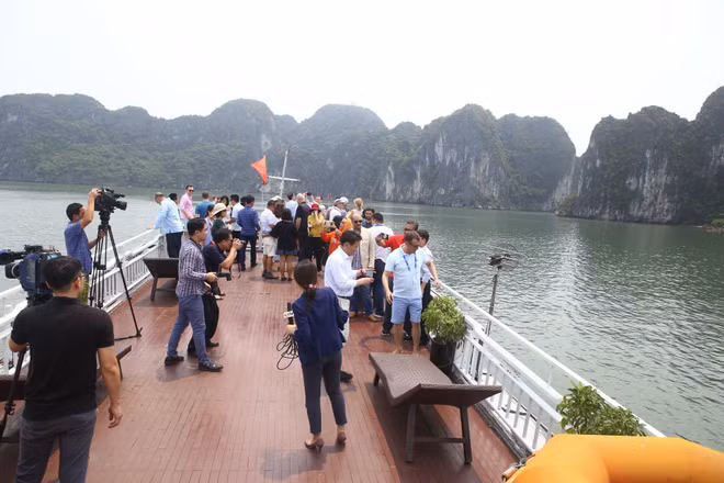 Delegates from OANA members visit Ha Long Bay ảnh 1