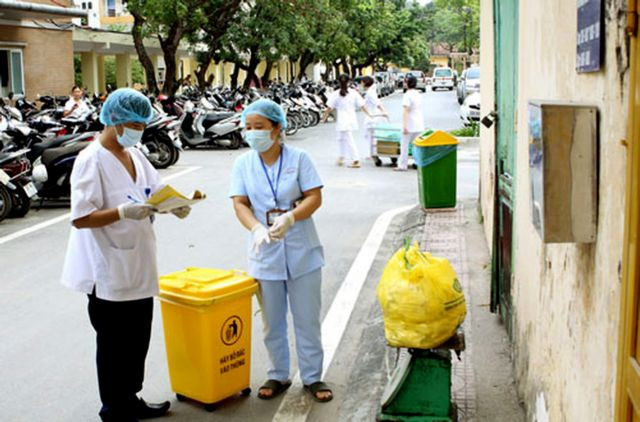Hanoi adopts plan tightening control over medical waste ảnh 1