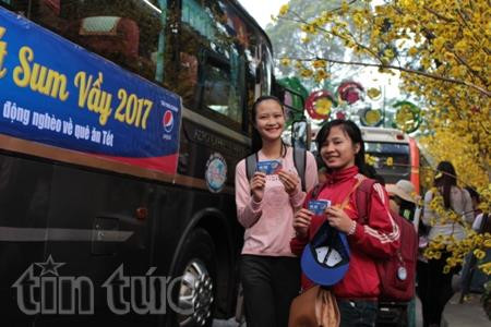 Poor students gifted bus tickets to return home for Tet ảnh 1