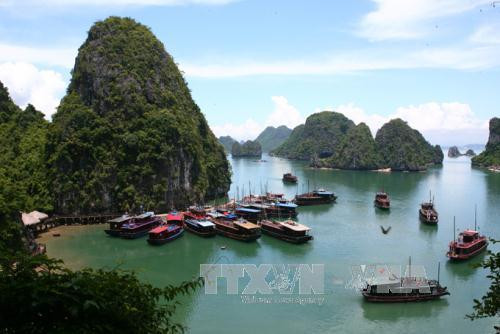 Quang Ninh hopes to welcome 12 million tourists in 2018 ảnh 1