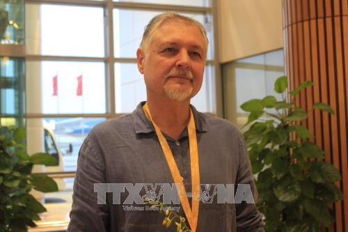 Hanoi: First foreign visitors of 2018 receive warm welcome ảnh 1