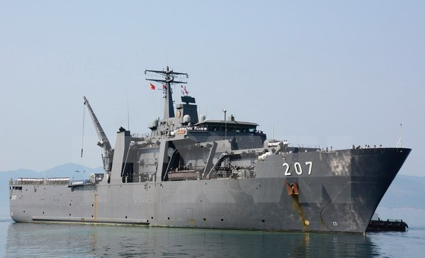 Singapore naval ship visits Vietnam ảnh 1