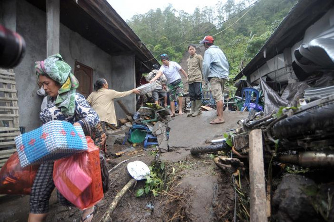 Indonesia: 12 people killed in landslides ảnh 1