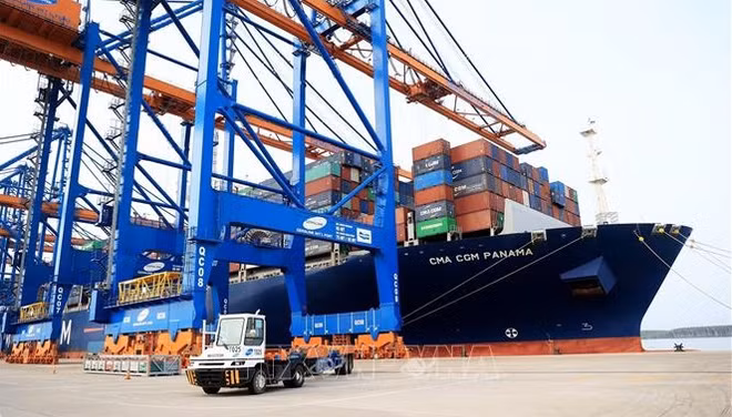 Vietnam’s trade surplus surges to record high ảnh 2