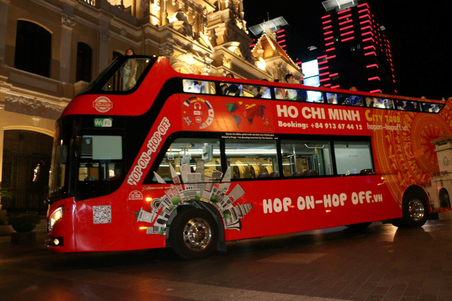 All-night hop-on hop-off bus tour launched in HCM City ảnh 2