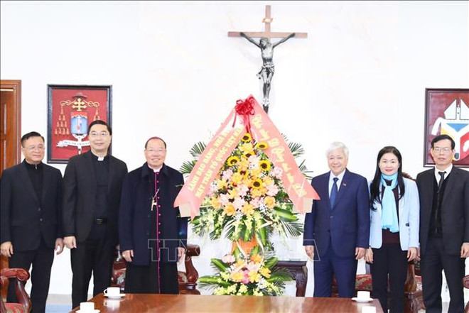 VFF leader pays pre-Christmas visits to Hanoi Archdiocese, Evangelical Church of Vietnam (North) ảnh 1